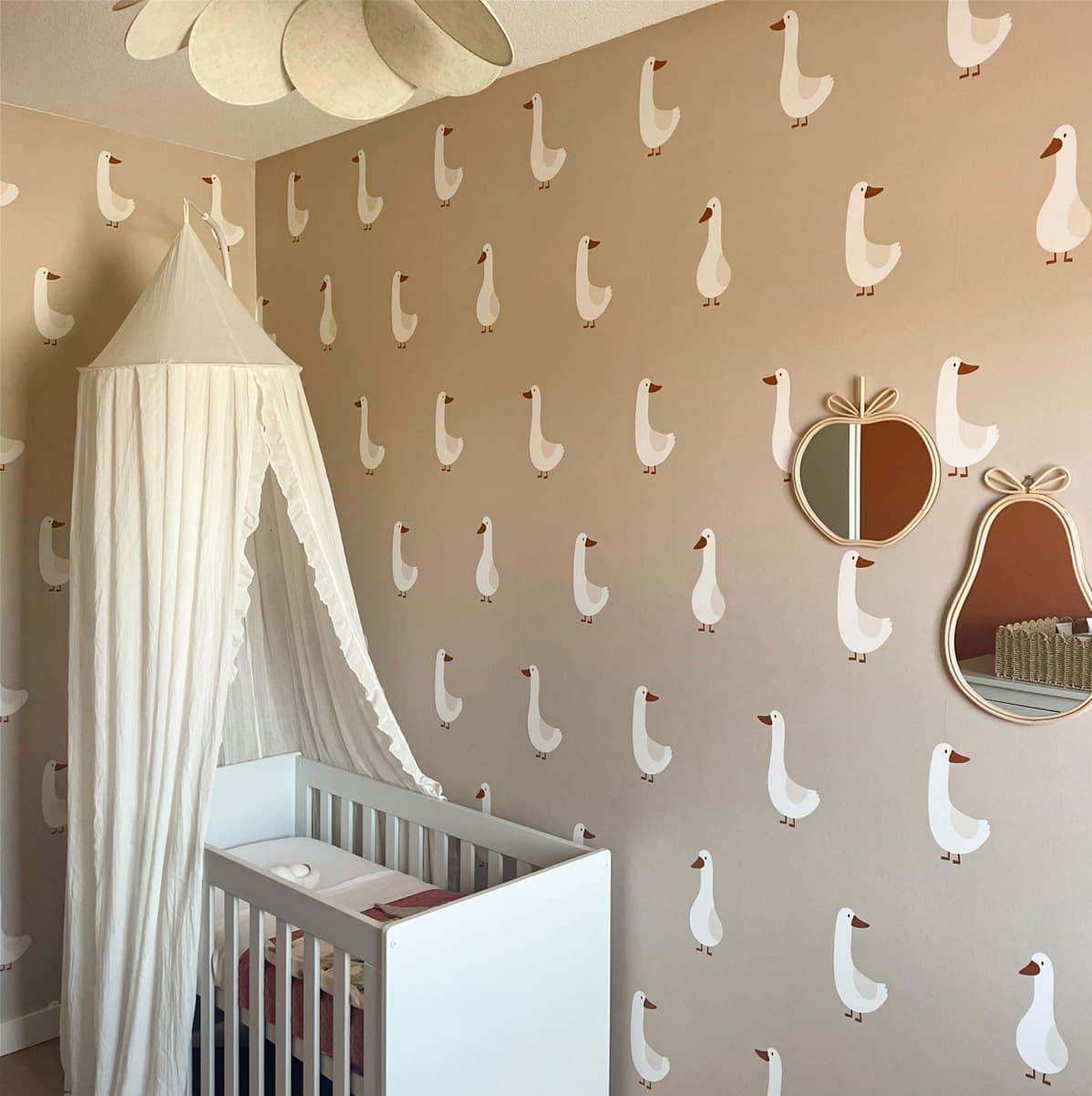 Beige kinderkamer met ganzen behang