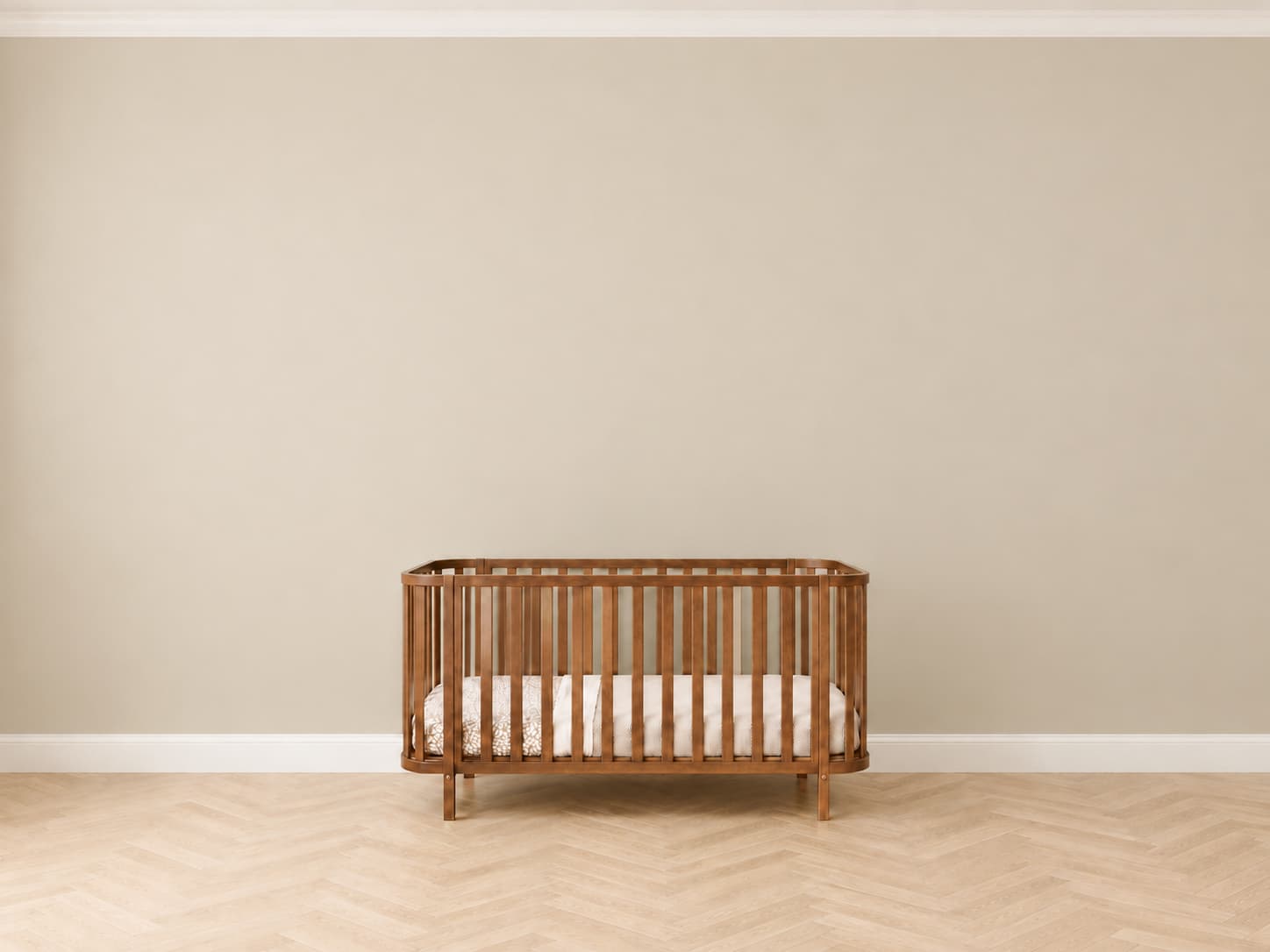 Kinderkamer met een ledikant voor een effen beige lambriseringwand