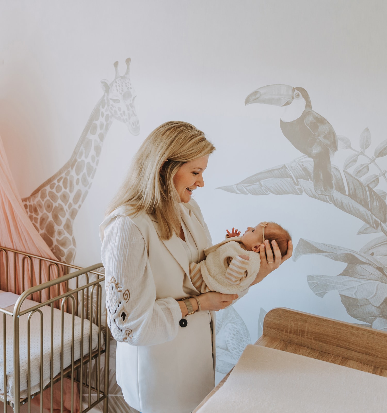 Kinderkamer behang jungle beige sepia babykamer inrichten interieur Kinderkamer behang jungle beige sepia babykamer inrichten interieur